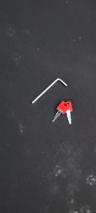 Box dachowy z bagażnikiem 480L – włoski, solidny, gotowy do drogi!