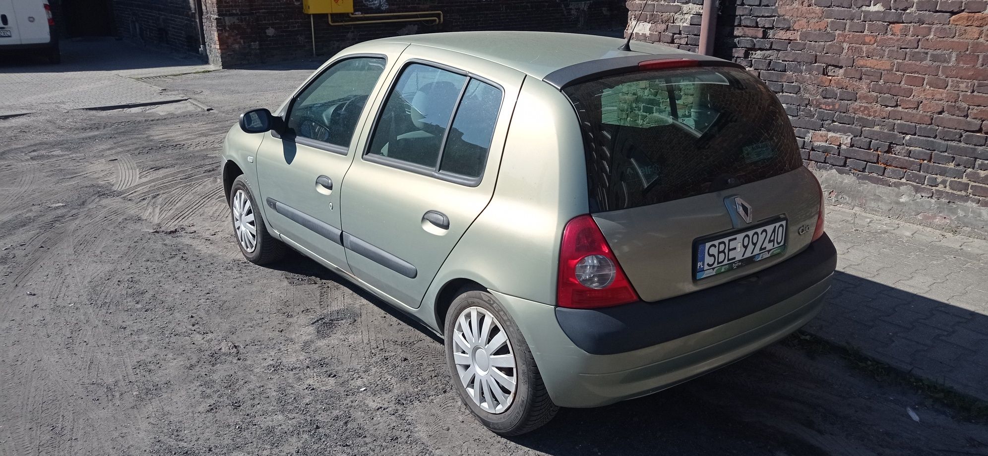 Renault Clio jeżdżący