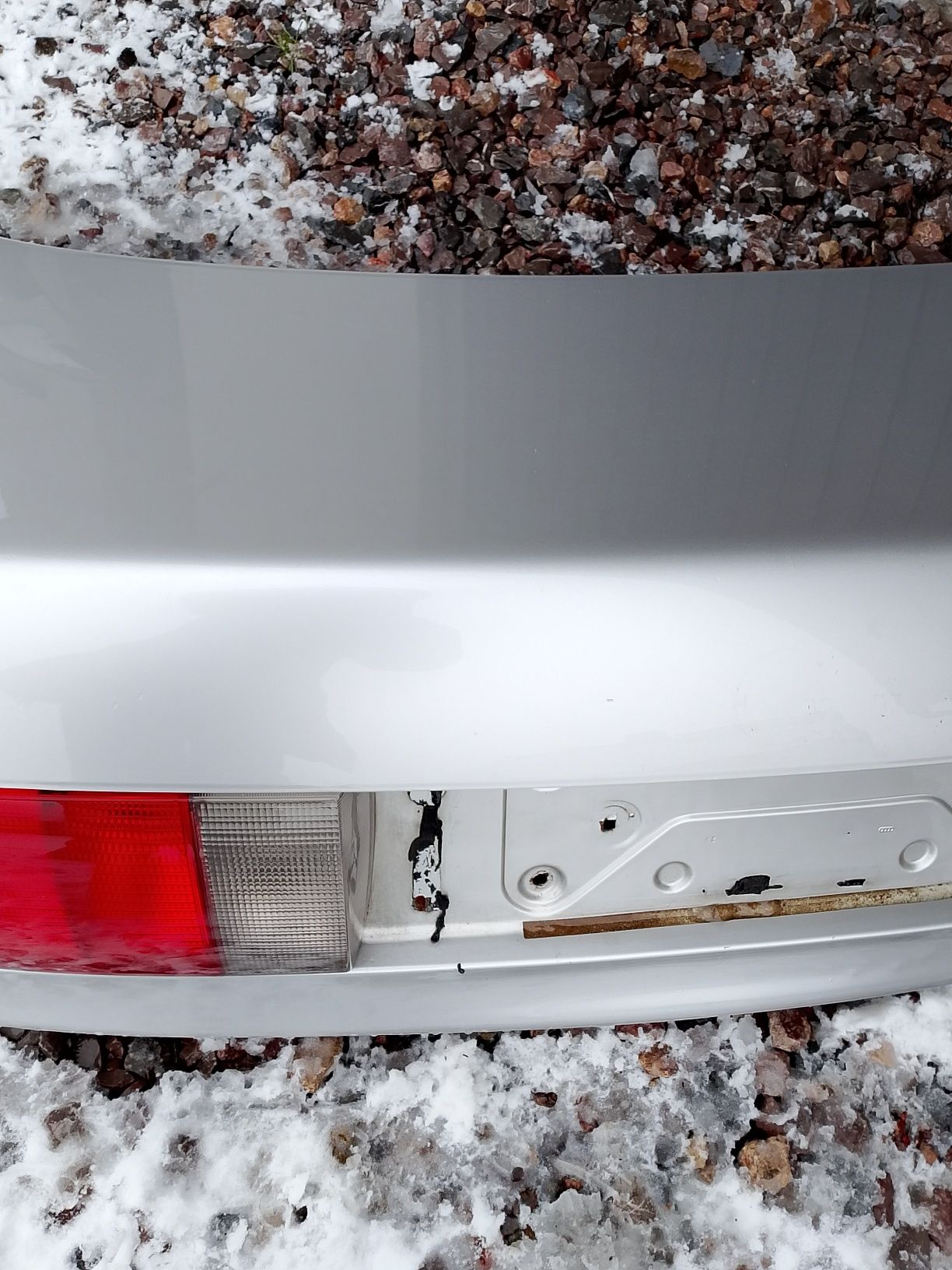 Klapa tylna bagażnika Audi 80 B4 srebrna gola, bez lamp