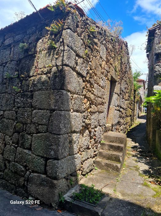 Vendo casa devoluta em centro de vila de azere