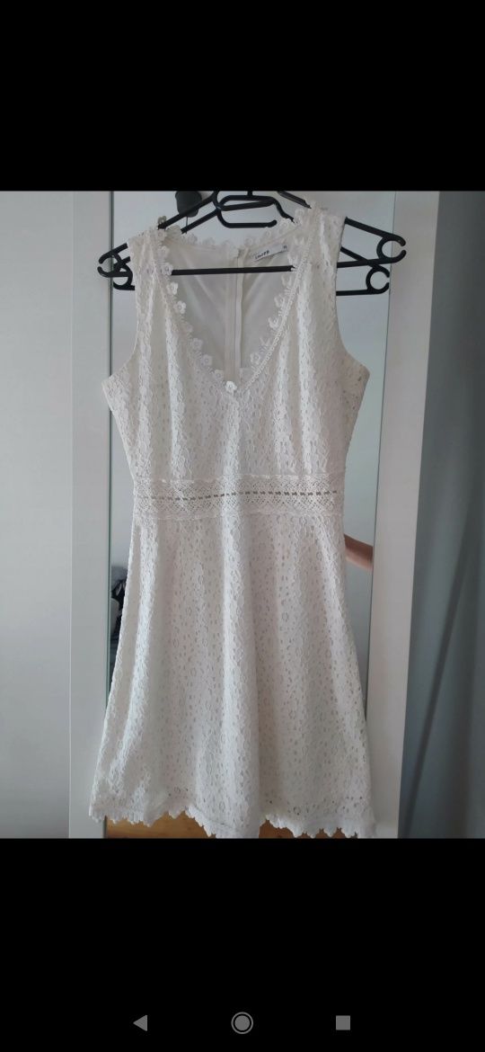 Biała koronkowa sukienka
