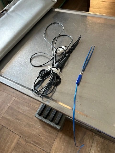 Nóż elektryczny Lancetron sprawny + akcesoria