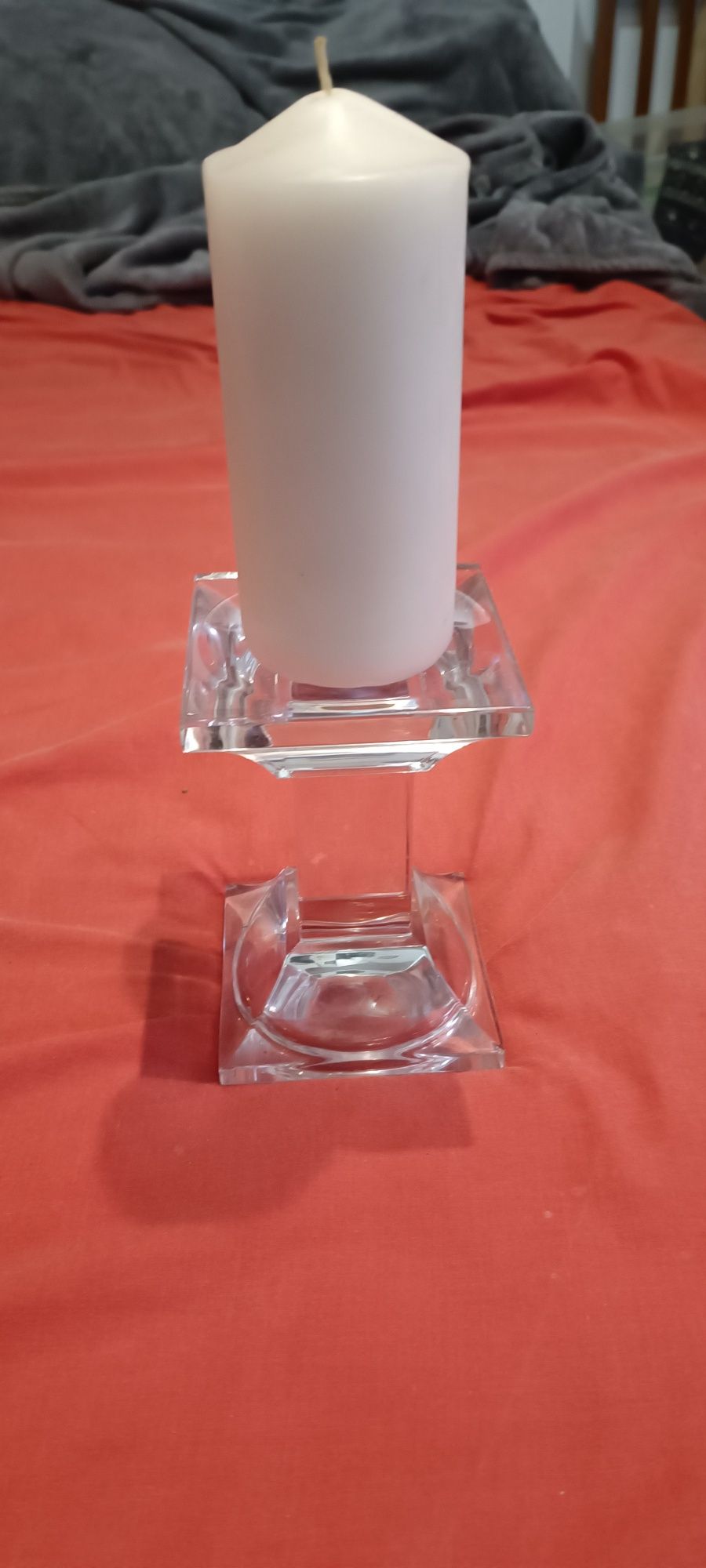 Porta velas de vidro com vela.