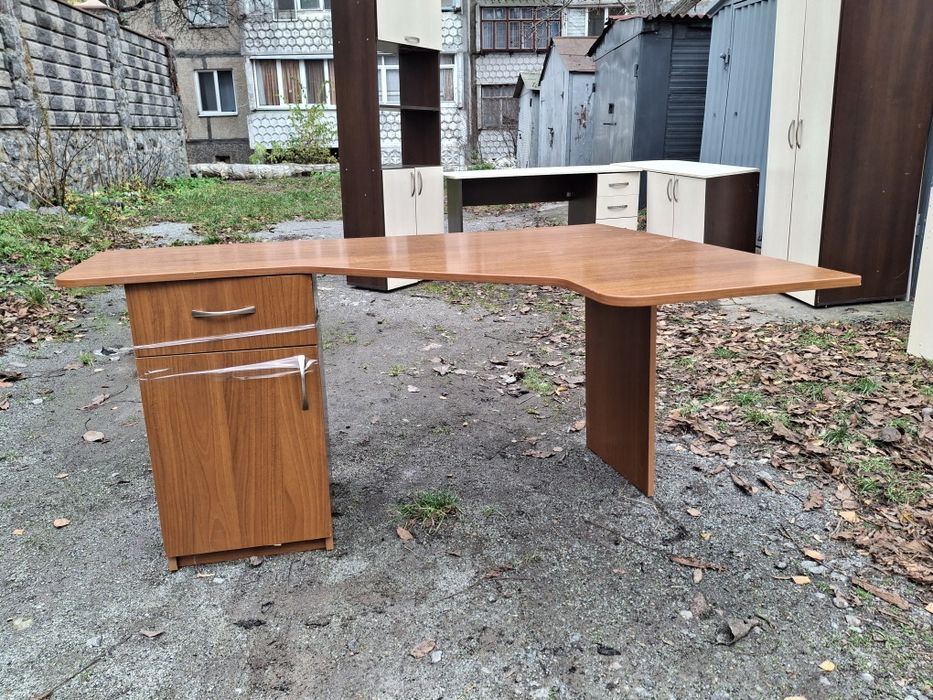 Продам два комплекти офісної меблі і угловий стіл