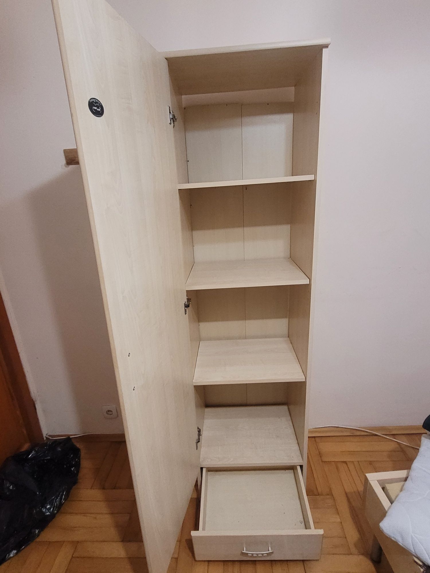 Szafa z półkami i szufladą