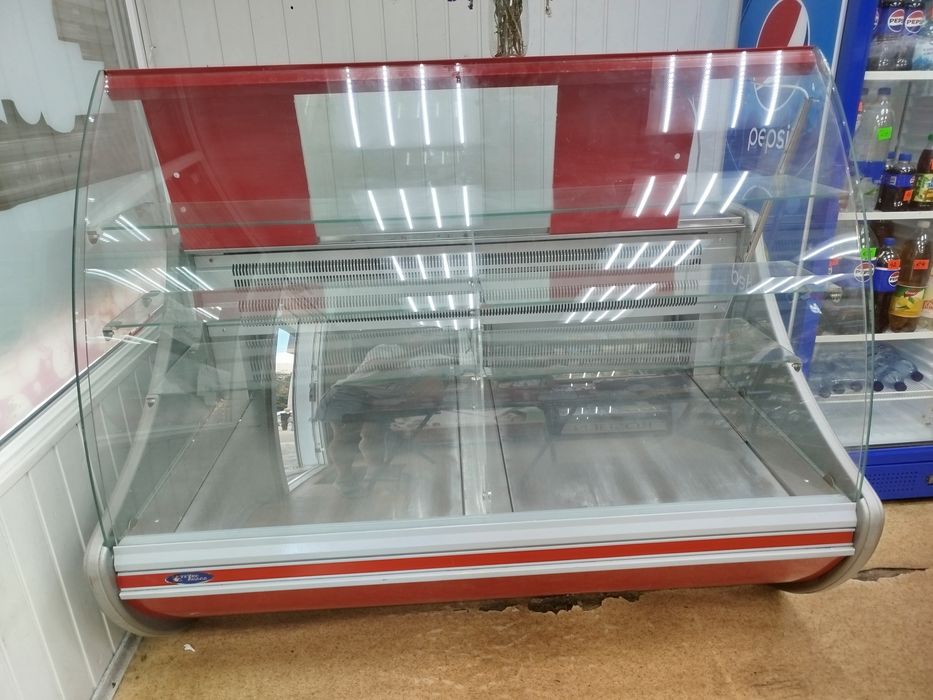 Продам холодильную витрину для кондитерки