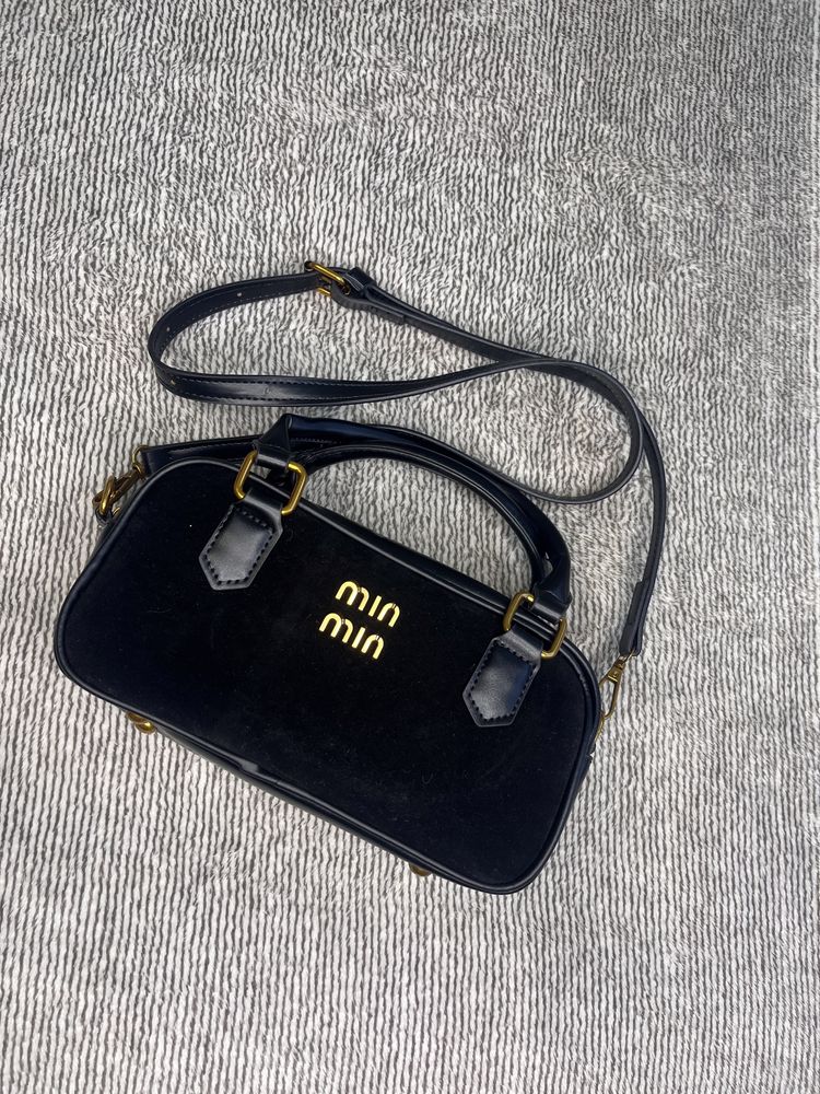 Чорна сумочка в стилі MIU MIU