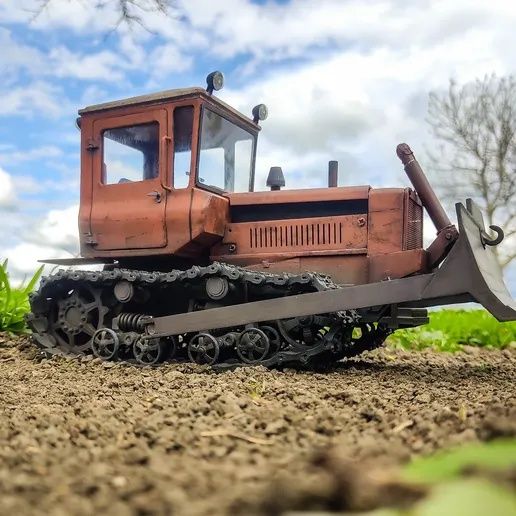 Іграшковий радянський гусенечний трактор ДТ 75