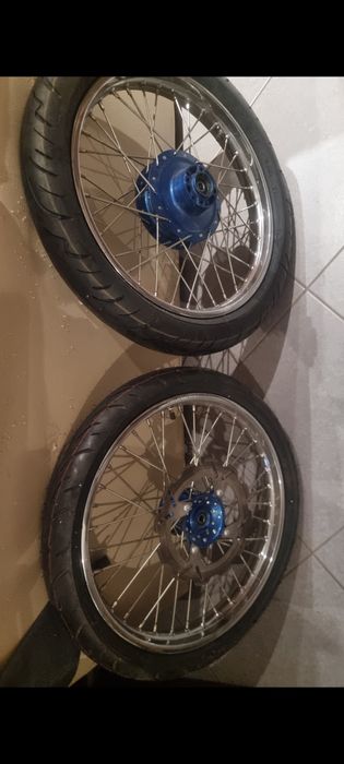 Pneus Duro 90.80-17 e avon spirit st 110.70-17
avon spirit st 110.7