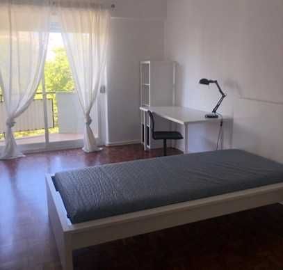 Aluga-se quarto a estudante