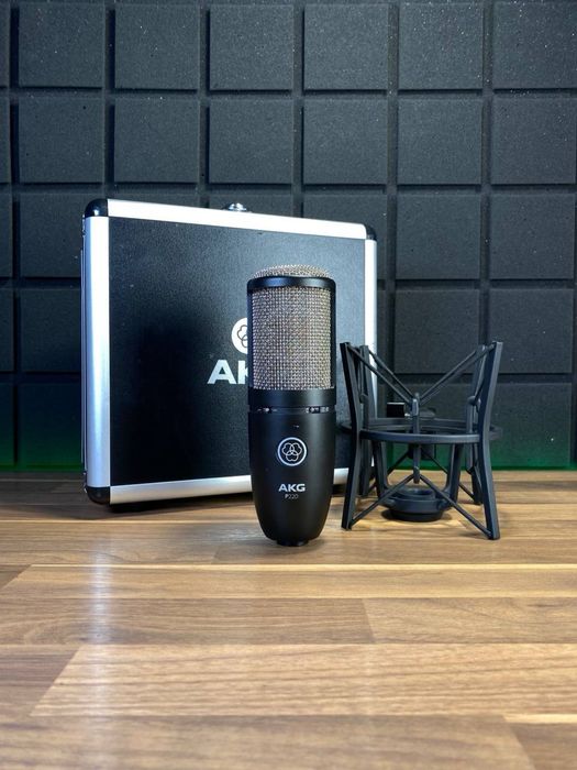 AKG Perception P220