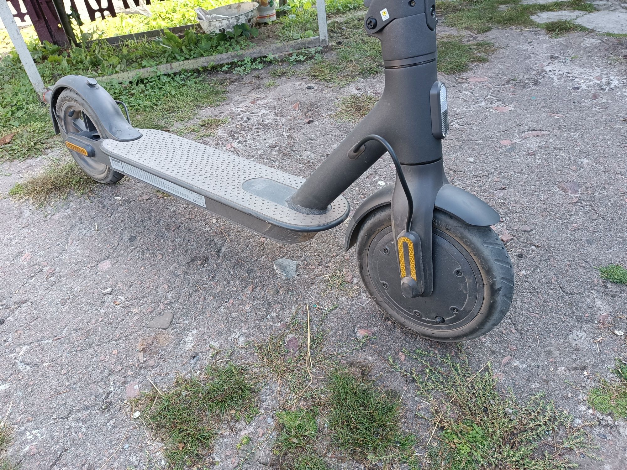 Продам електро самокат Xiaomi Mi Electric Scooter Essential Black