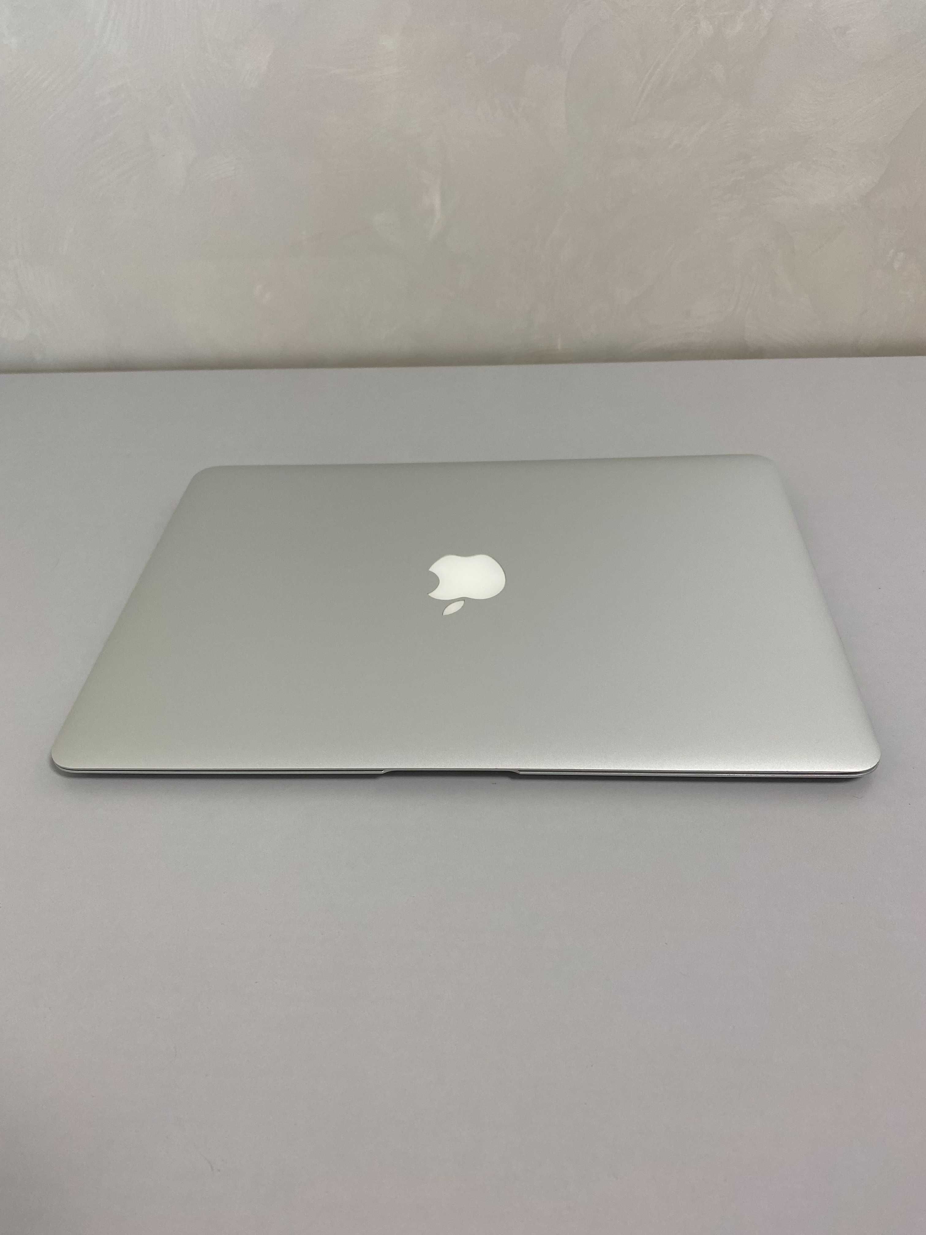 Apple MacBook Air 13 A1466, 2015 рік, i5, 256 ssd, 4 ram