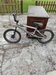 Bicicleta bmx preta.