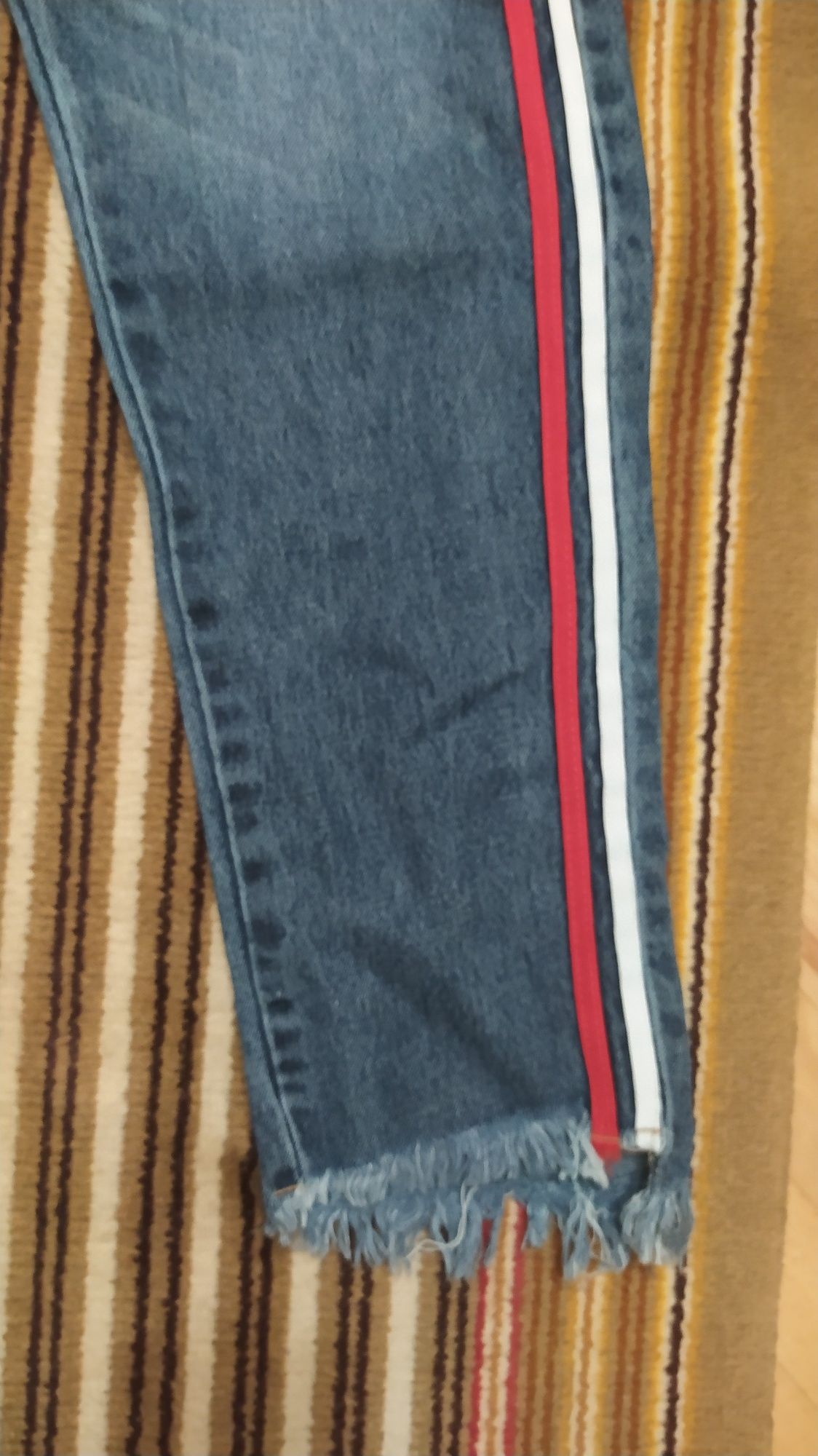 Spodnie jeansowe Skinny z ozdobnym szarpaniem nowe