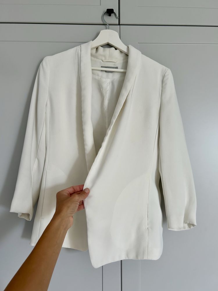 Lejąca biała ecru marynarka H&M narzutka na wesele klasyczna elegancka