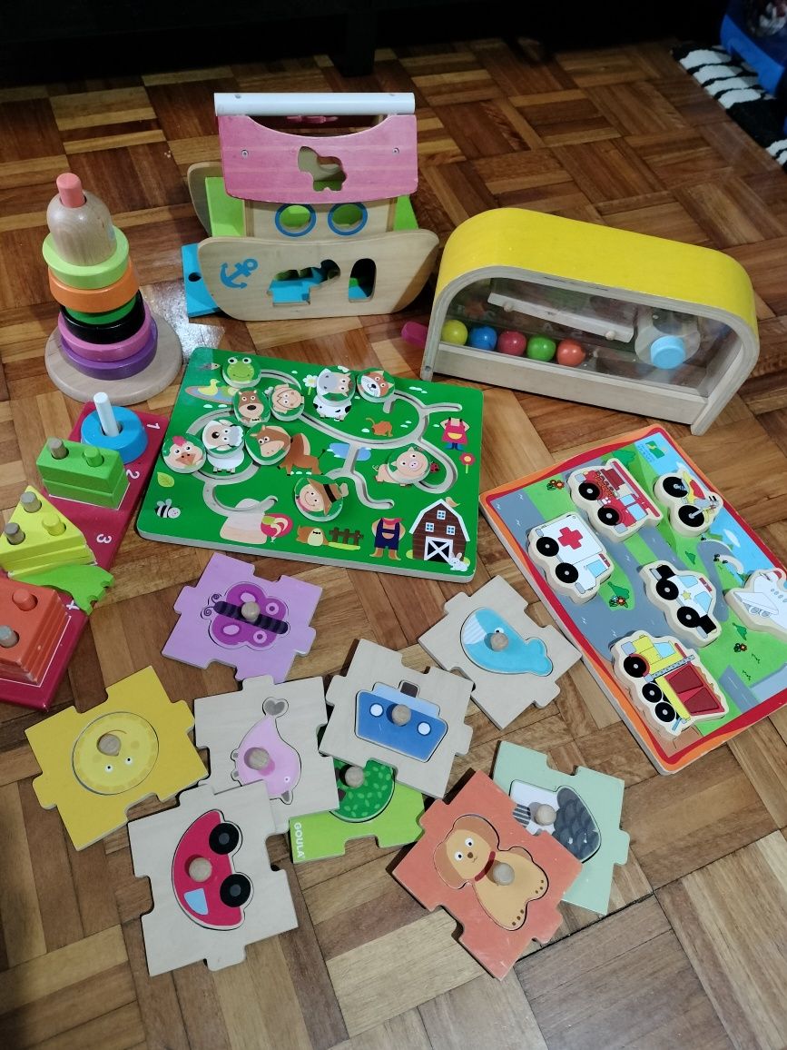 Brinquedos e puzzles de madeira