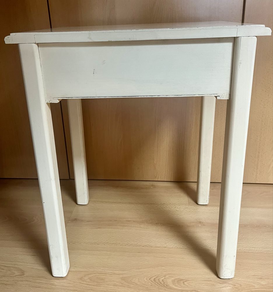 Mesinha de cabeceira rústica lacada