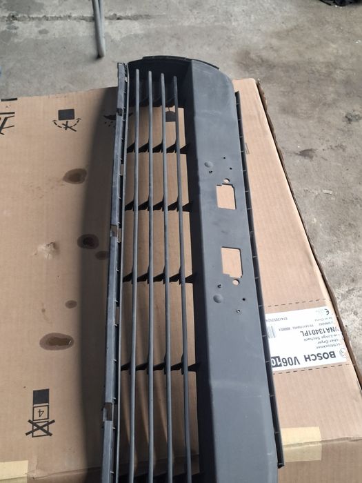 Toyota avensis t27 fl 11 - решітка середня решітка бампера передній 53