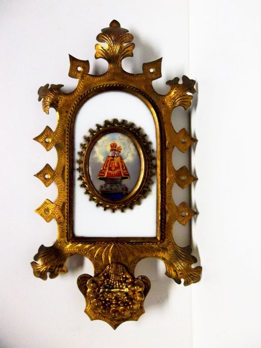 antiga imagem de Menino Jesus de Praga-pintura á lupa-moldura dourada