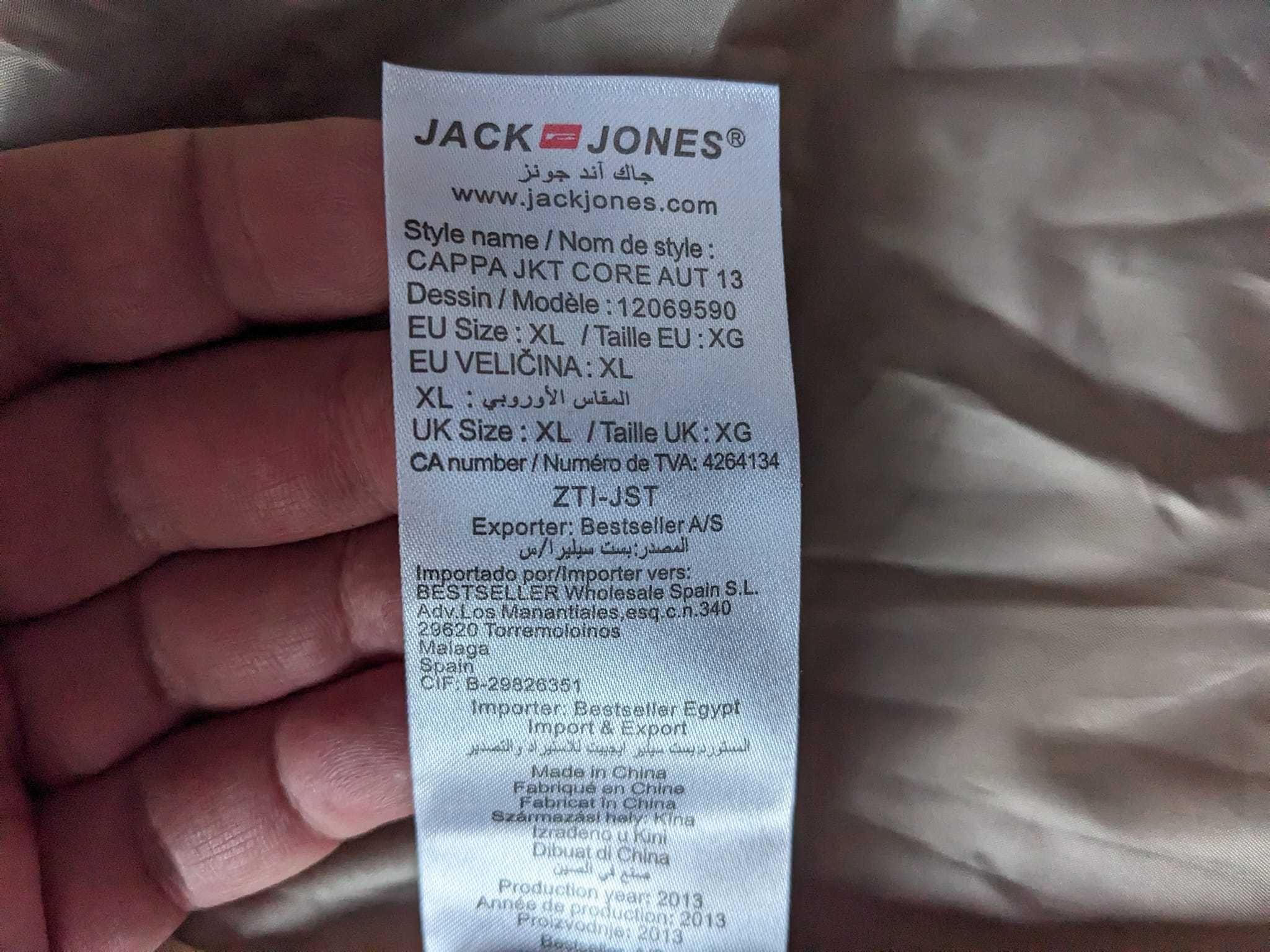 зимова куртка Jack&Jones Cappa CORE Jacket
Розмір XL (L) 
Cтан нової!