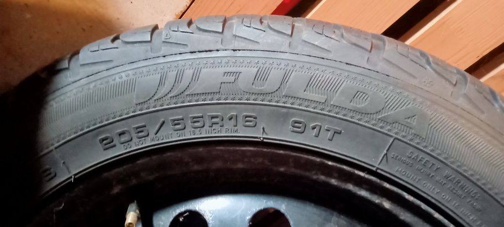 Opony zimowe na felgach 205/55 R16