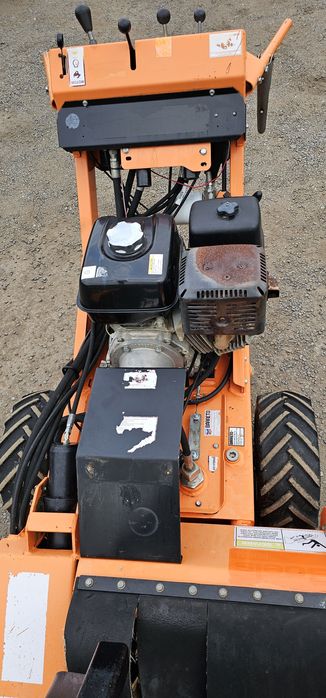 Koparka łańcuchowa Barreto E1330D-4C vermeer ditch witch Honda