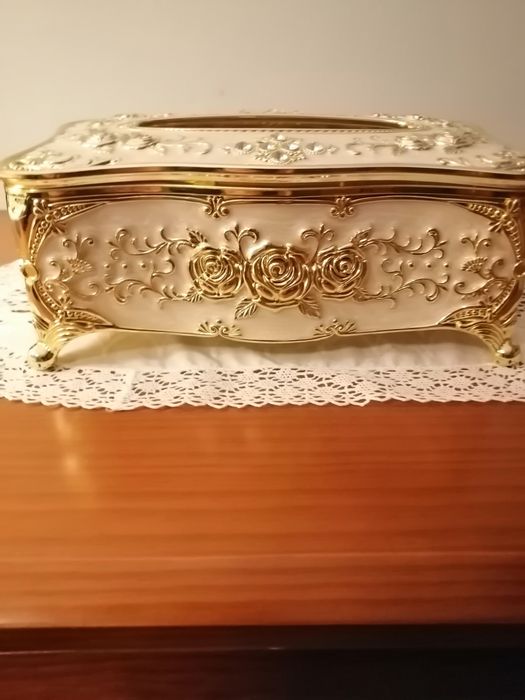 Caixa lindérrima em Acrílico dourada com um toque de luxo