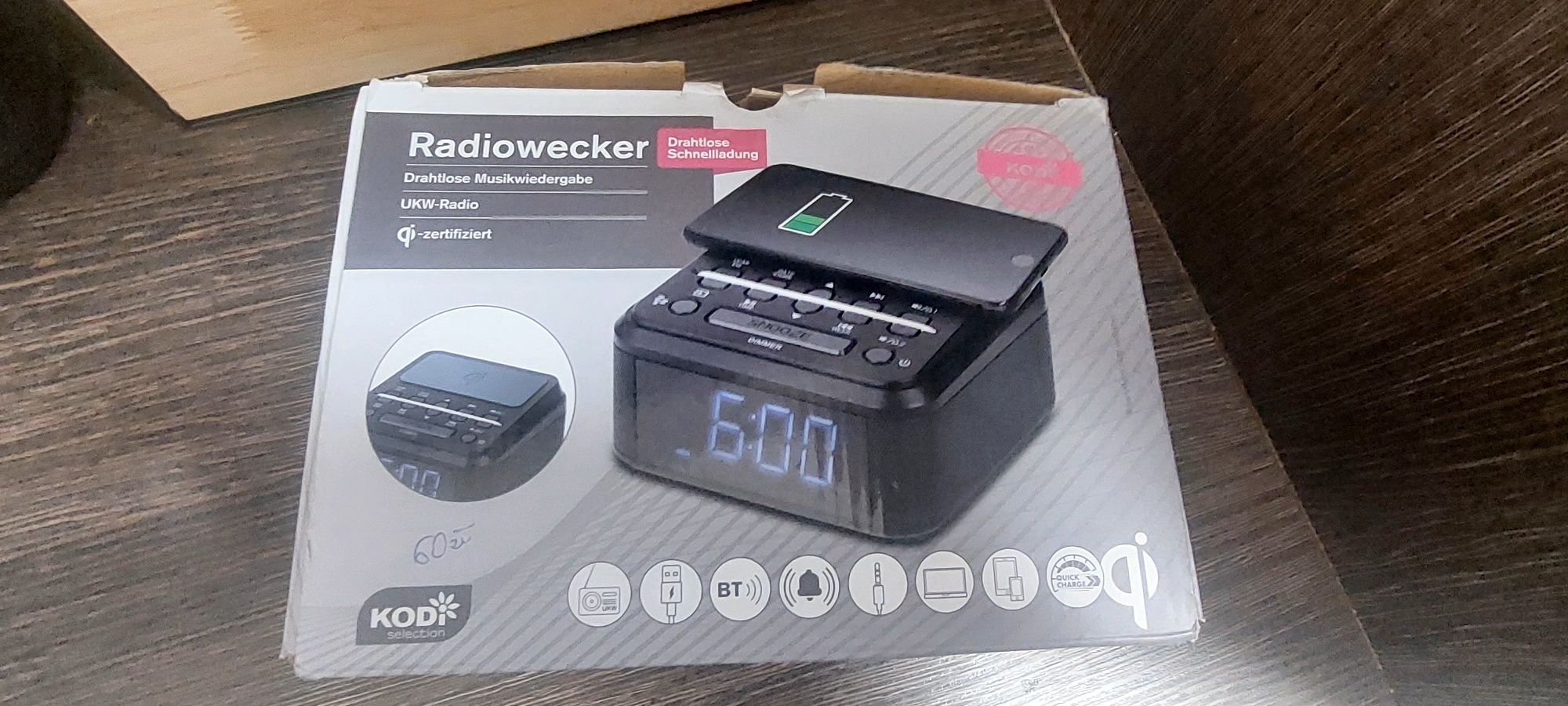 Radio z ladowarka indukcyjna