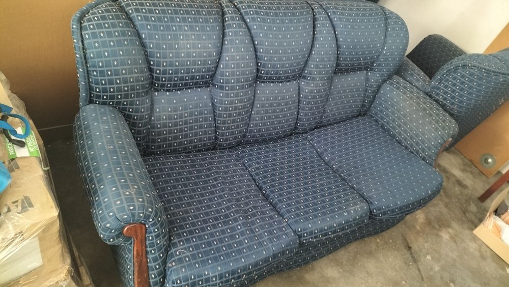 Um sofá grande e dois pequenos conforme nas fotos.