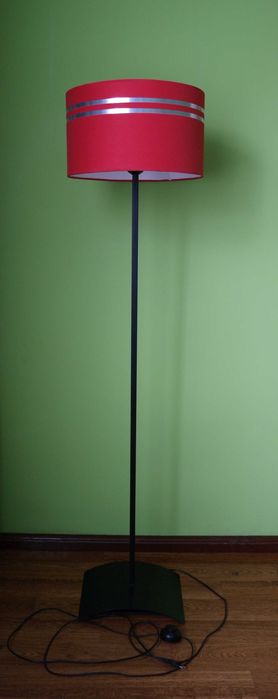 Lampa pokojowa wolnostojąca z czerwonym abażurem.