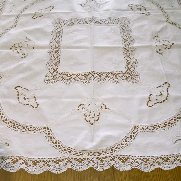 KREMOWY haftowany z koronką szydęłkową obrusek -78cm x78cm