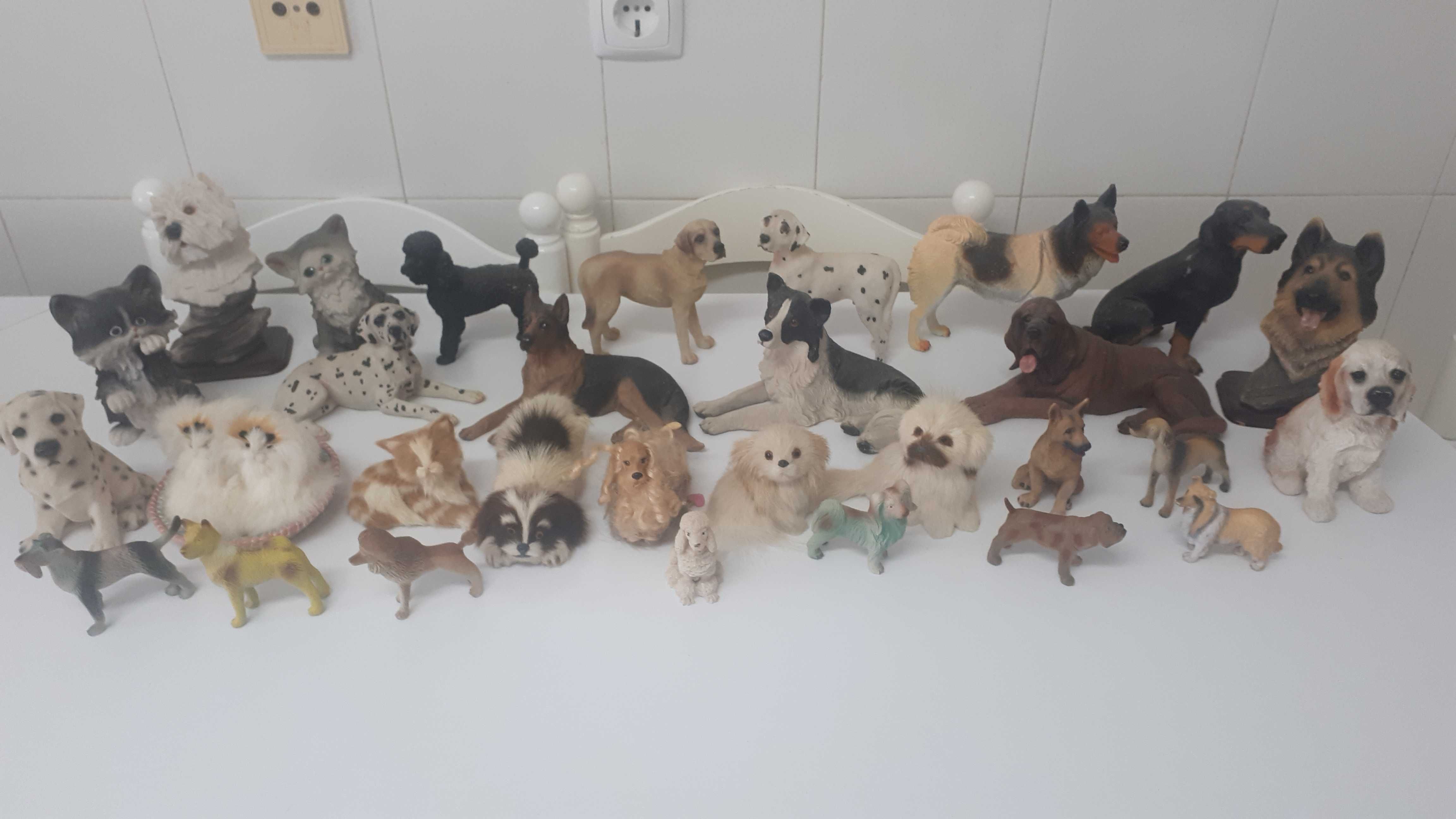 Estatuetas de cães e gatos 31 unidades
