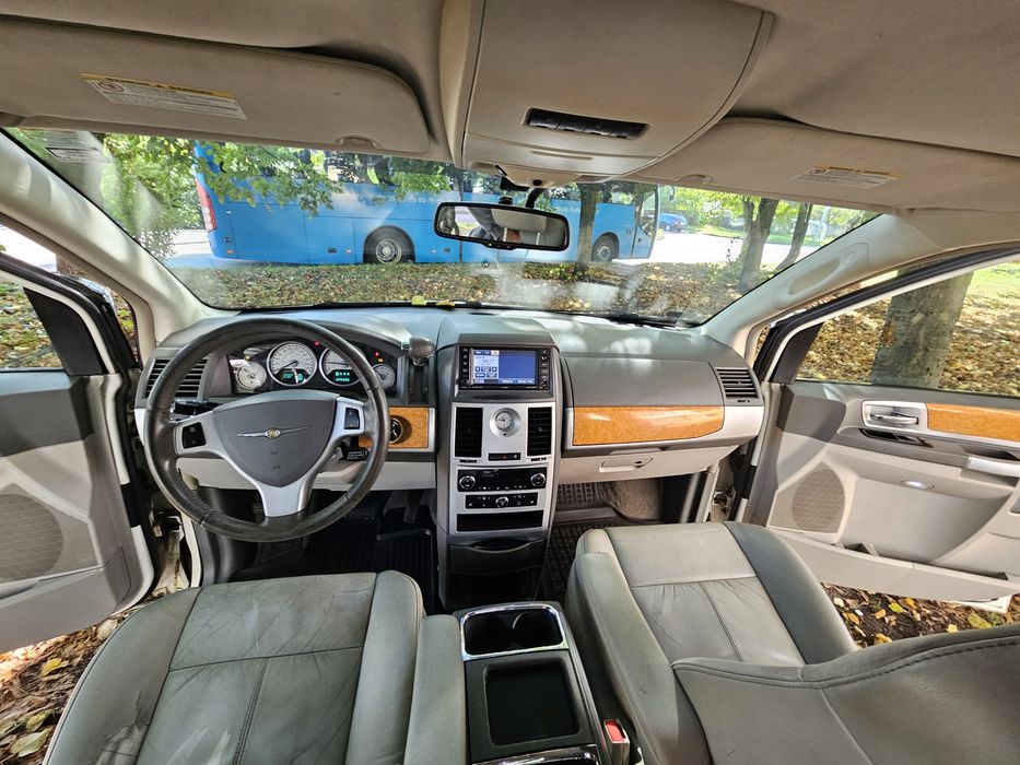 Chrysler Grand Voyager 2009 рік 2.8 дизель автомат 7 місць для військо