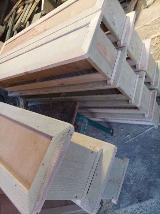 Karmnik dla ptaków ,gołębi z podajnikiem karmy