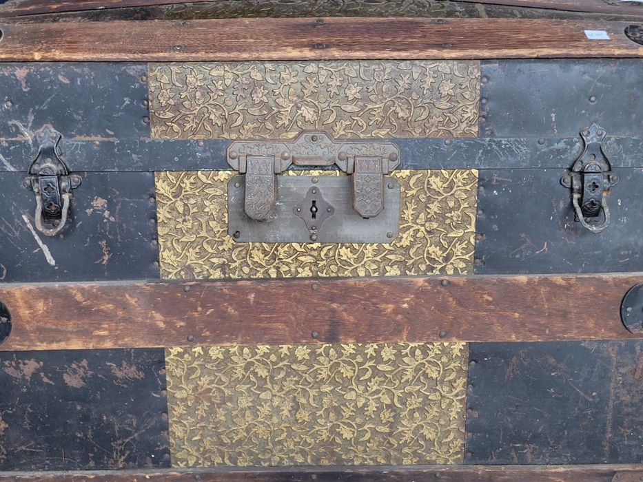 Antigo Baú com cúpula de carvalho e metal - Anos 30