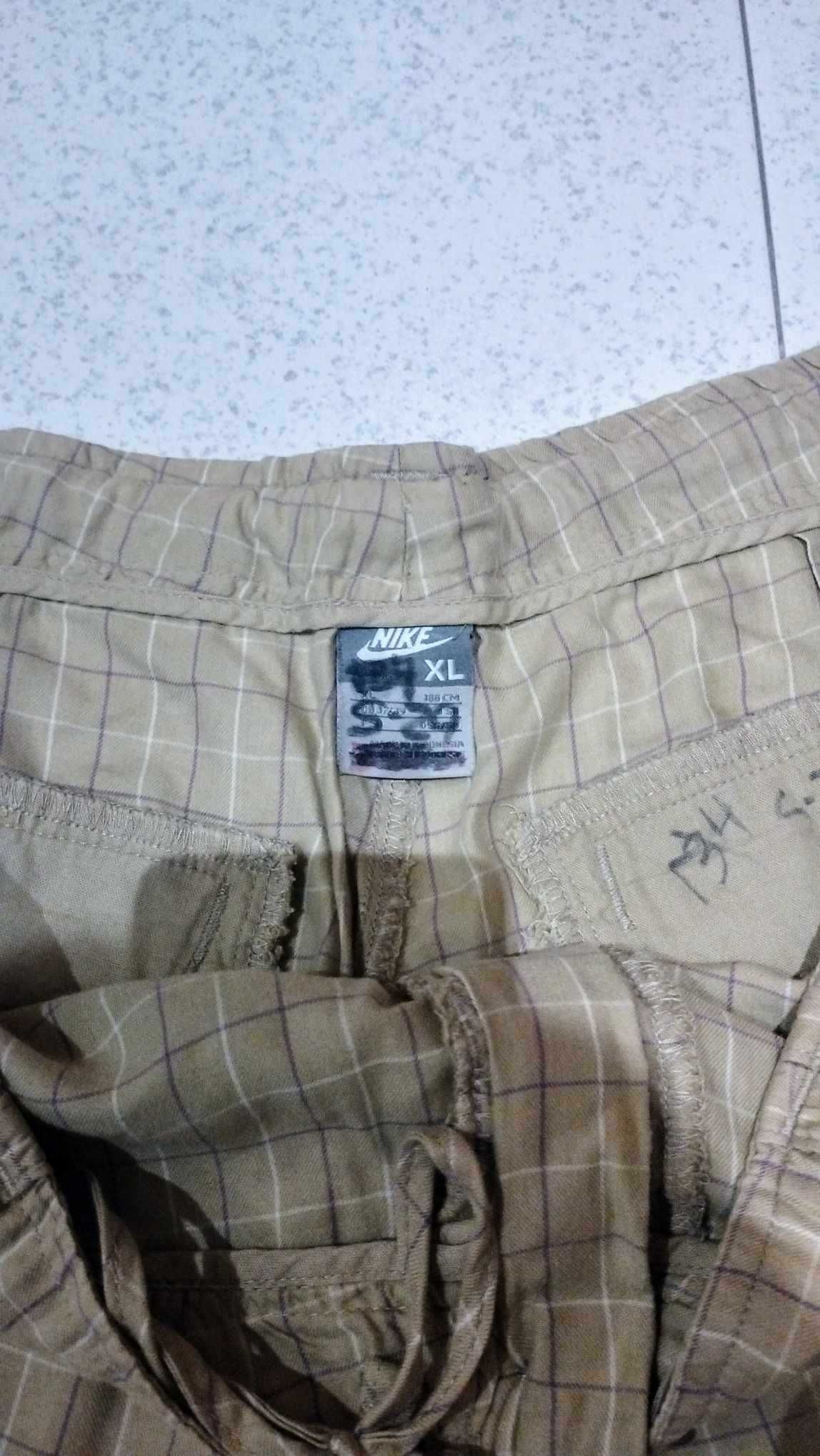 Calções Compridos Vintage (NIKE) - XL (Bege com riscas brancas e roxas