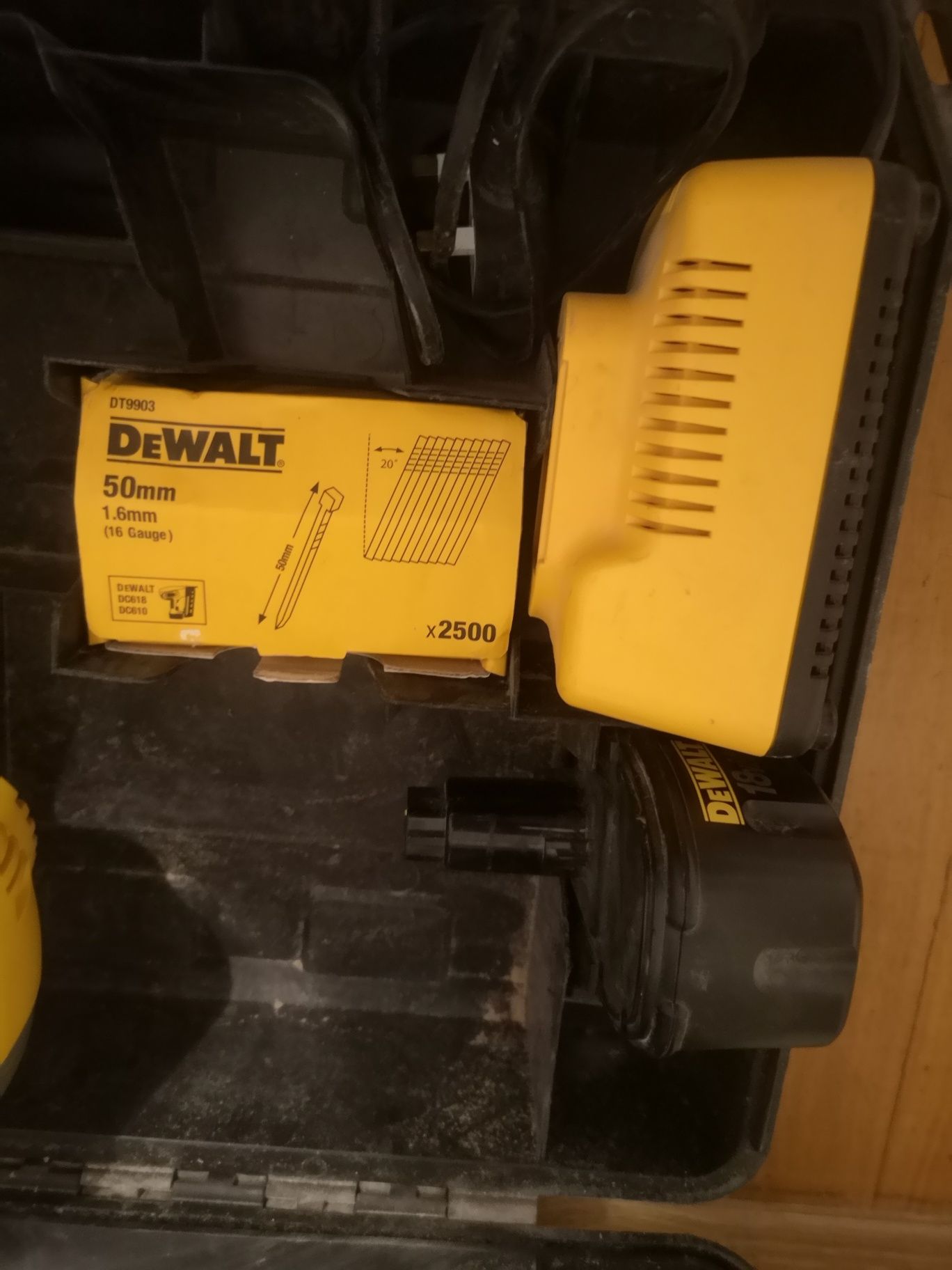 Gwoździarka DeWALT DC618 jak nowa