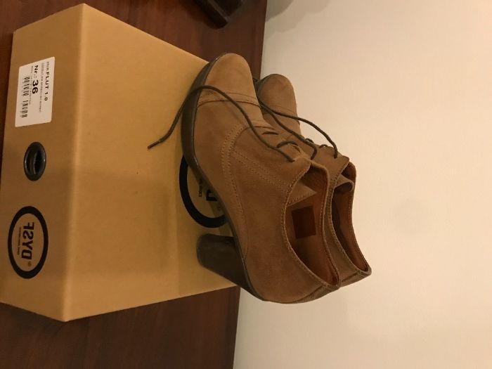 Sapatos da marca Dysfuncional Shoes