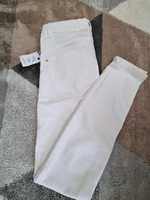 Sinsay białe spodnie jeansy r.34