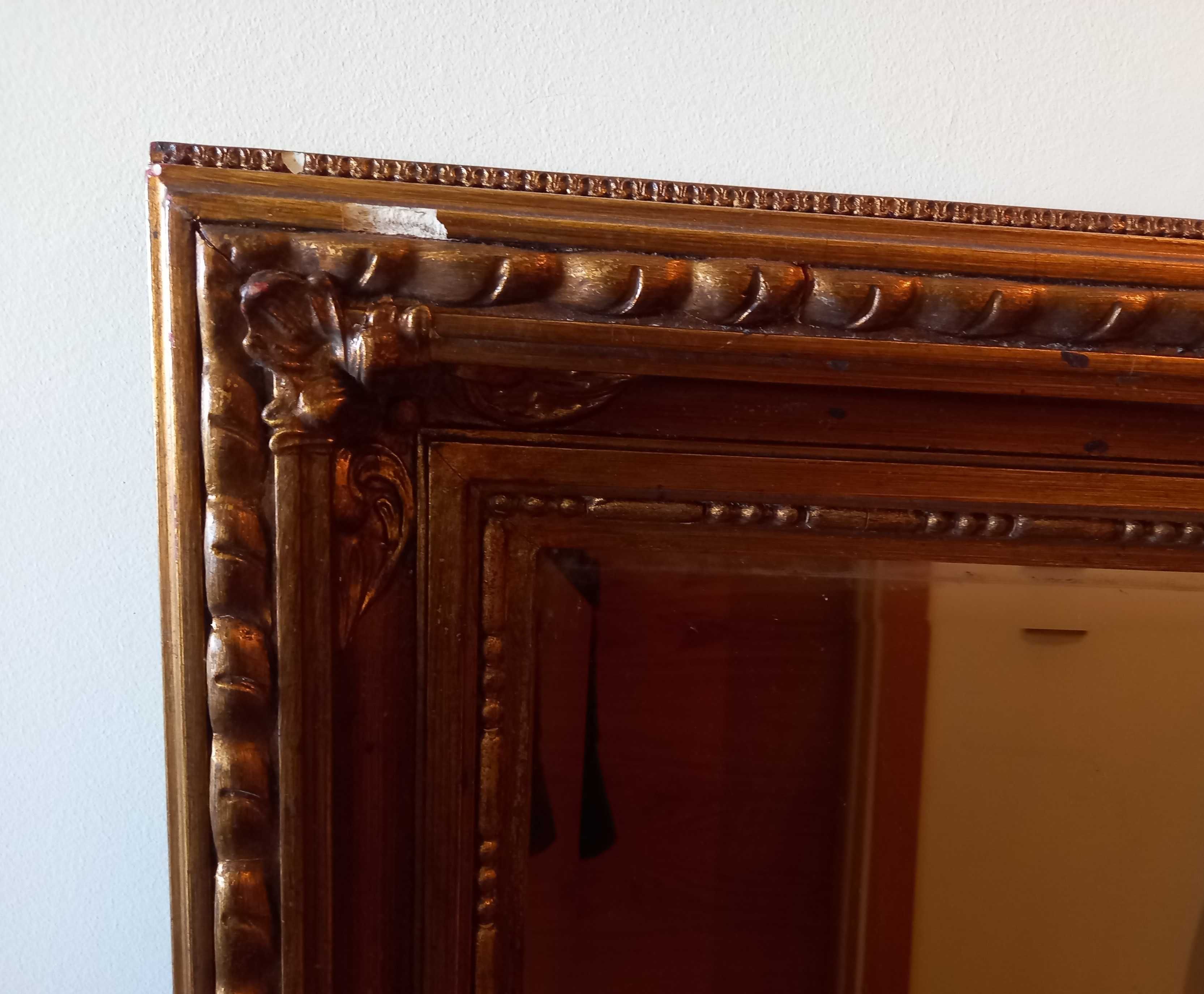 Espelho antigo em madeira com decoração em gesso