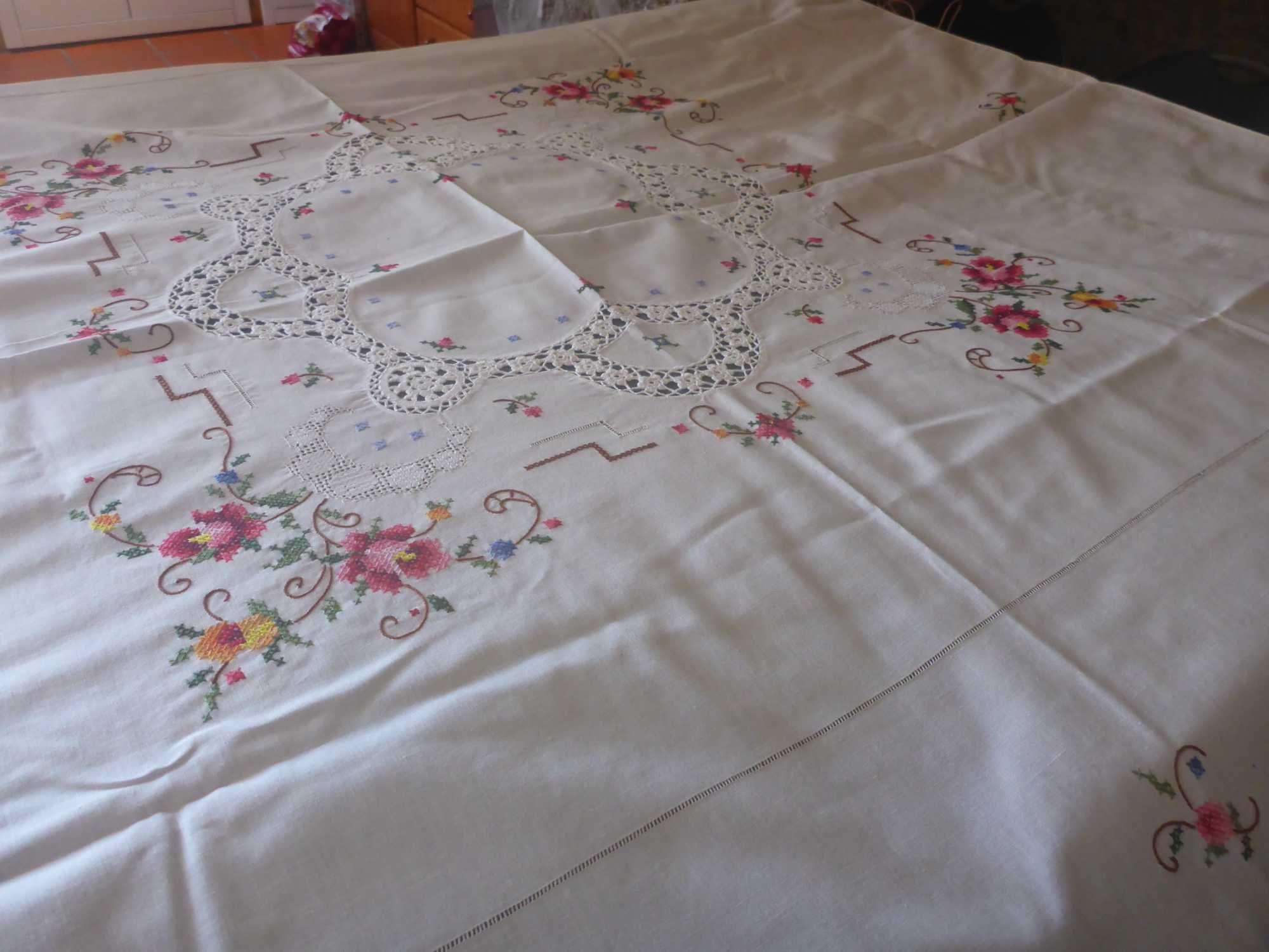 Toalha de linho abundantemente bordada a ponto cruz e renda 125x125cm