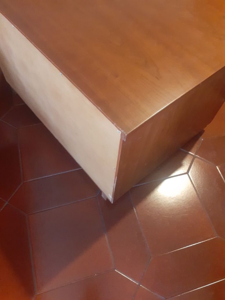 Mesa de cabeceira em cerejeira