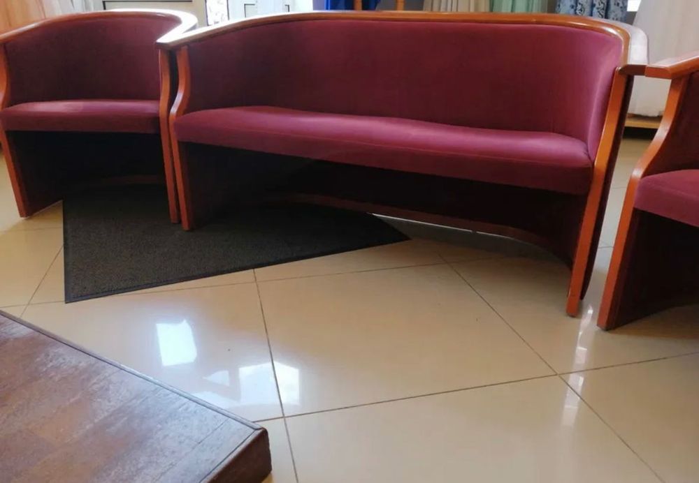 Komplet mebli. Sofa i dwa fotele. Bordo.