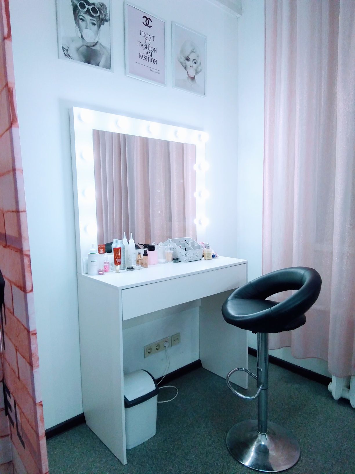 Визажный макияжный стол с круговым освещением