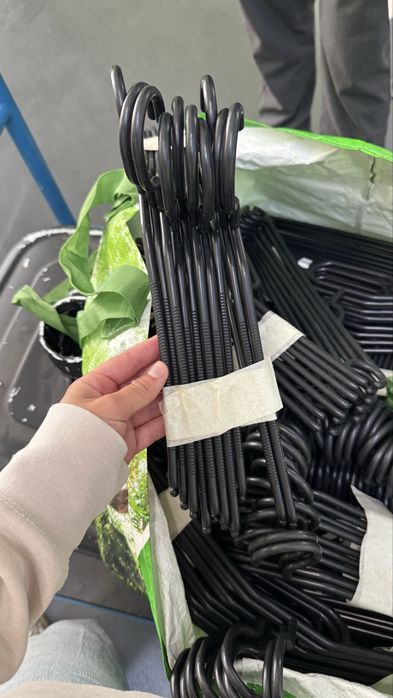 130 cabides de plástico