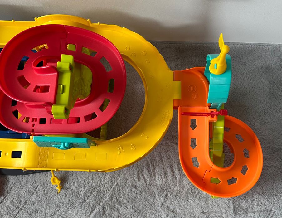 Tor, zjeżdżalnia, garaż Fisher Price