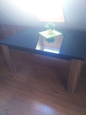 Stół z blatem ze szkła hartowanego