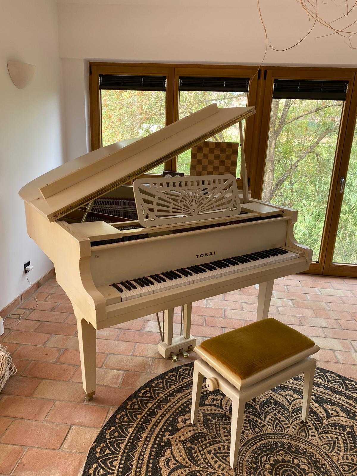 Piano de cauda Tokai em excelente estado - Cor creme