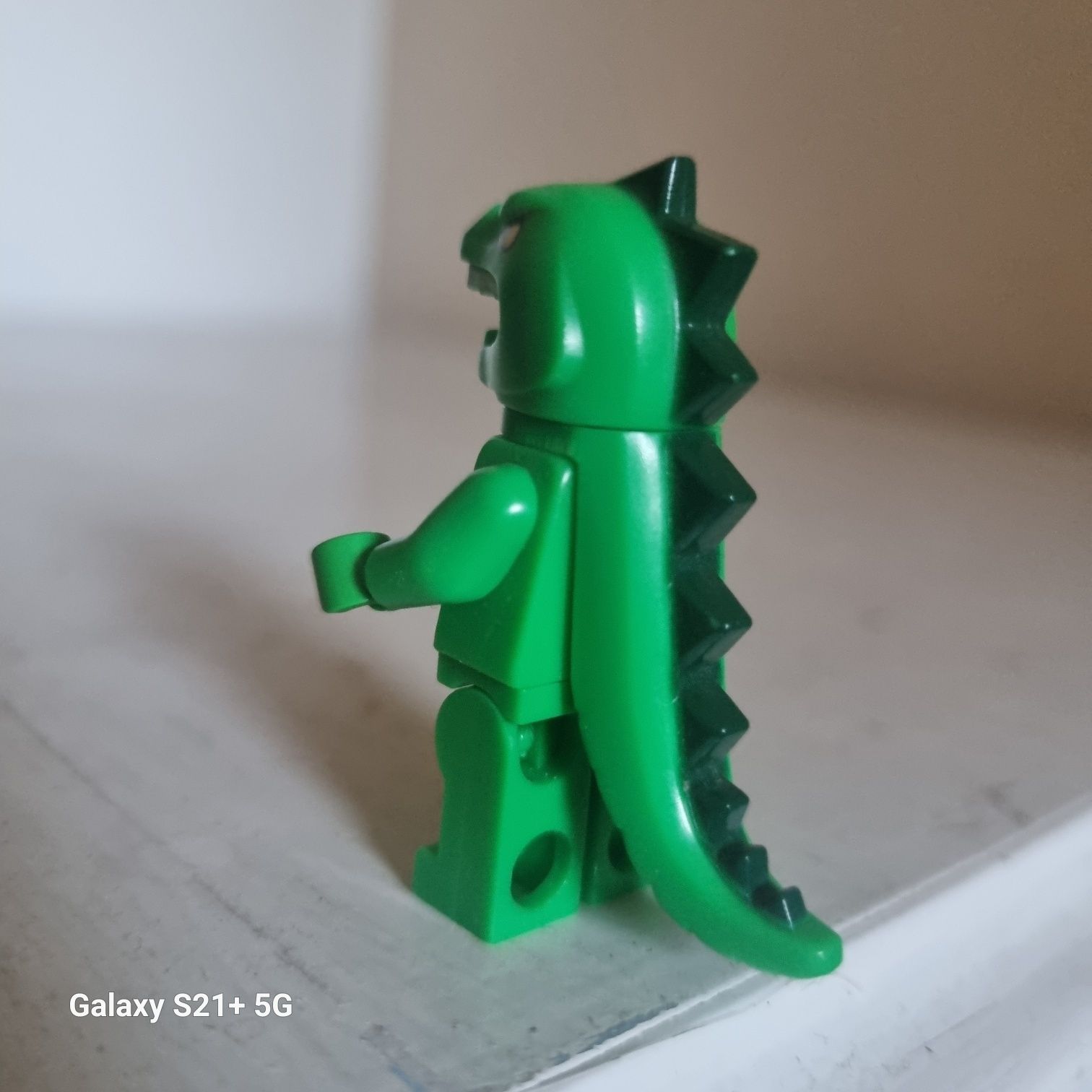 Lego minifigurka człowiek dinozaur jaszczurka